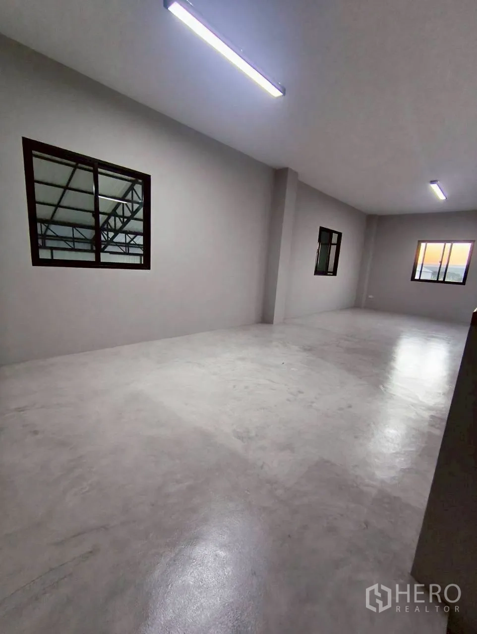 Warehouse for rent in Mueang Nonthaburi, Nonthaburi - Upper-floor open room with windows and ceiling lights.