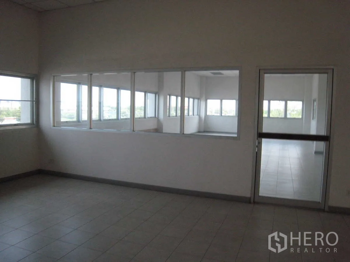 โรงงาน ให้เช่าในLat Lum Kaeo, Pathum Thani - ห้องสำนักงานโล่งสว่าง มีหน้าต่างและผนังกระจกภายใน