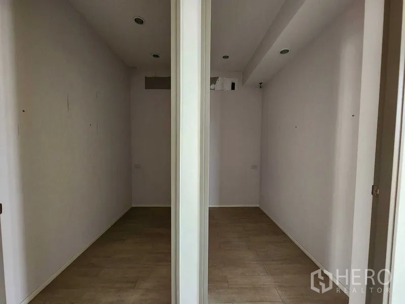 办公空间 出租在Yan Nawa, Bangkok - 两间小型分隔房，嵌入式筒灯。