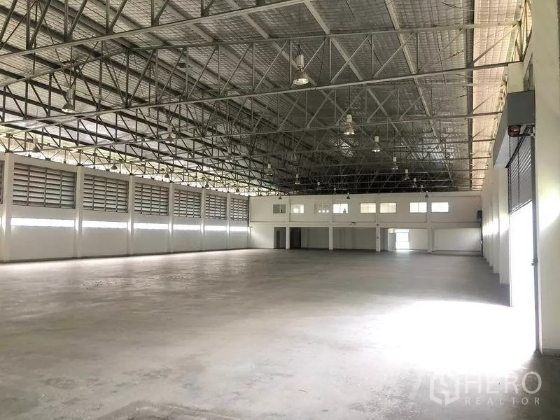 工厂 出租在Mueang Chon Buri, Chon Buri - 开阔厂房地面与卷闸门，钢桁架屋顶，适合生产或仓储