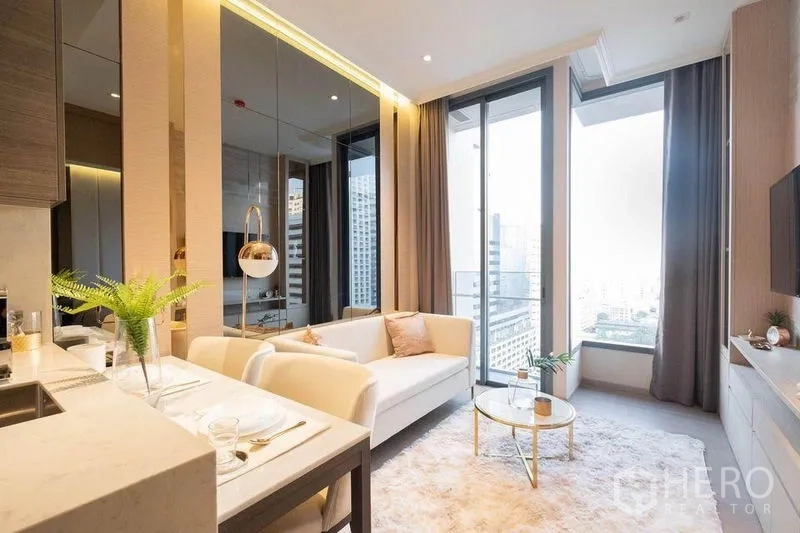 公寓 出租在Watthana, Bangkok - 客厅通向阳台，城市天际线景观，绒毛地毯与简约沙发。