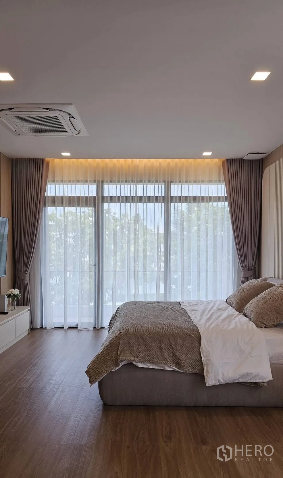 独栋房屋 for rent in Bang Phli, Samut Prakan - 主卧配大窗与纱帘，木地板铺设的双人床。