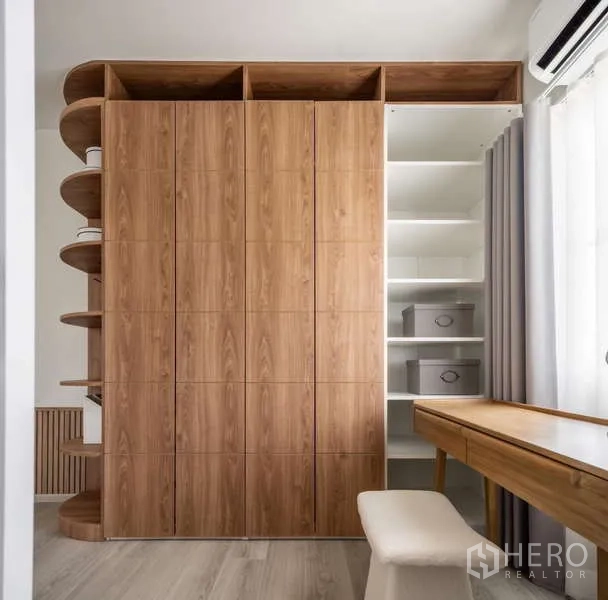 Detached House for rent or sale in Bang Phli, Samut Prakan - Custom built-in wardrobe with open shelves and dressing table.