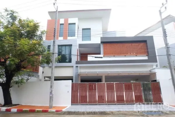 บ้าน ขายในBang Phli, Samut Prakan - ภายนอกบ้านเดี่ยวสมัยใหม่สูงสามชั้น พร้อมรั้วและที่จอดรถในร่ม