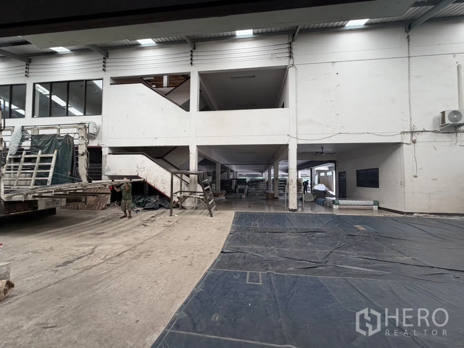 工厂 for rent or sale in Bang Bon, Bangkok - 覆盖式装卸区，卡车可进出，可见多层内部。