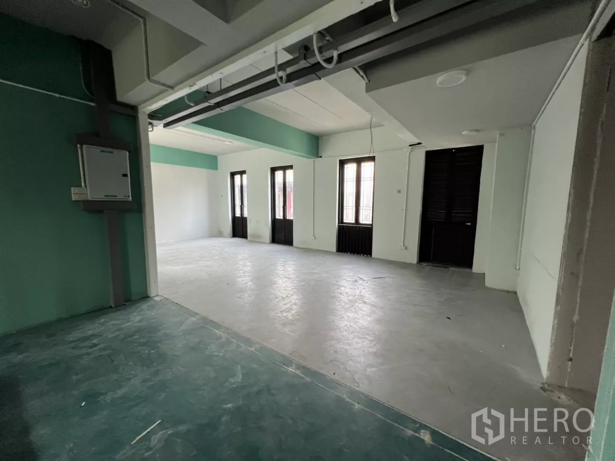 带办公室的家 出租在Pathum Wan, Bangkok - 开放式楼层，多扇窗与阳台门。
