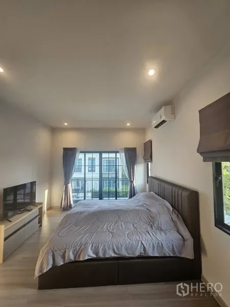 独立式住宅 出租在Khlong Sam Wa, Bangkok - 宽敞主卧，特大床，阳台落地门与空调
