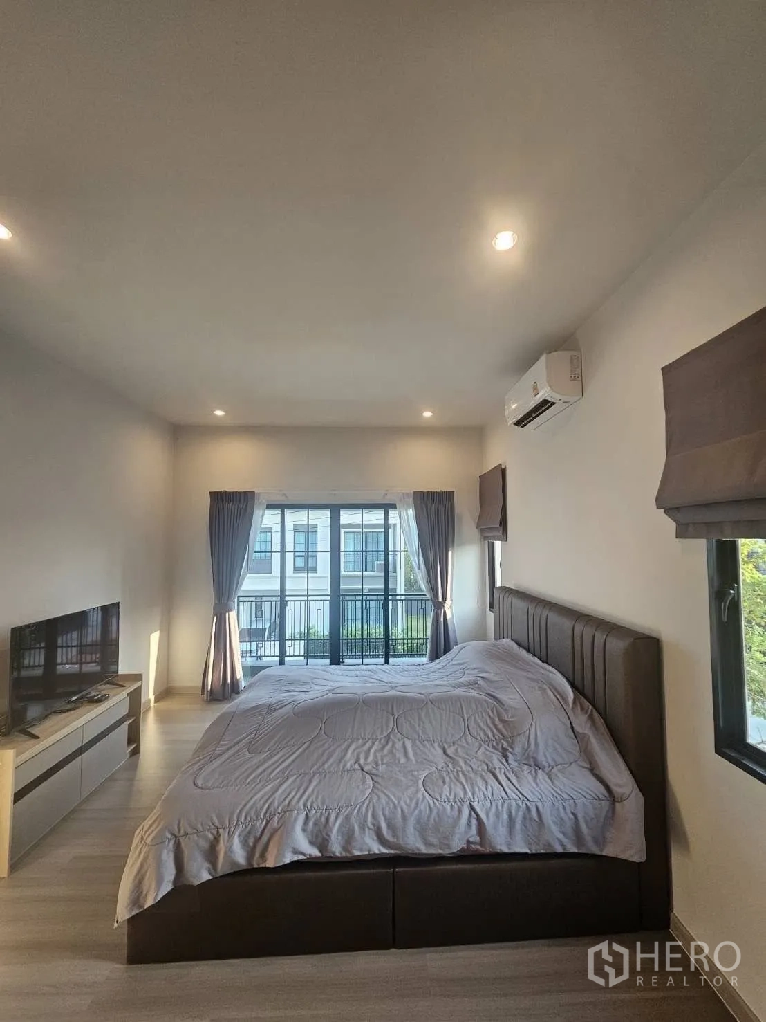 独立式住宅 出租在Khlong Sam Wa, Bangkok - 宽敞主卧，特大床，阳台落地门与空调