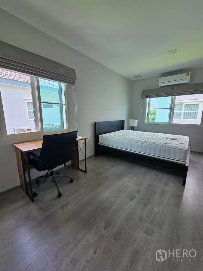 独立式住宅 出租在Prawet, Bangkok - 次卧，床、学习书桌与双窗