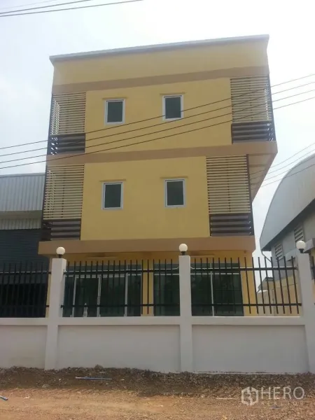 โรงงาน ให้เช่าหรือขายในKhlong Luang, Pathum Thani - อาคารสำนักงานโรงงาน 3 ชั้นสีเหลือง พร้อมระแนงและรั้วเหล็กปลอดภัย