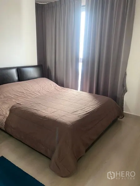 Condominium for sale in Phra Khanong, Bangkok - Second bedroom with double bed and full-length curtains for privacy