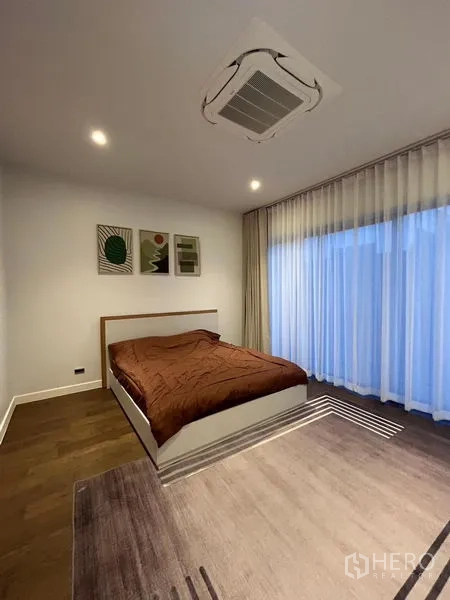 บ้าน ให้เช่าในBang Kapi, Bangkok - ห้องนอนผ้าห่มสีน้ำตาล แอร์ฝังฝ้า และผ้าม่านโปร่งกว้าง