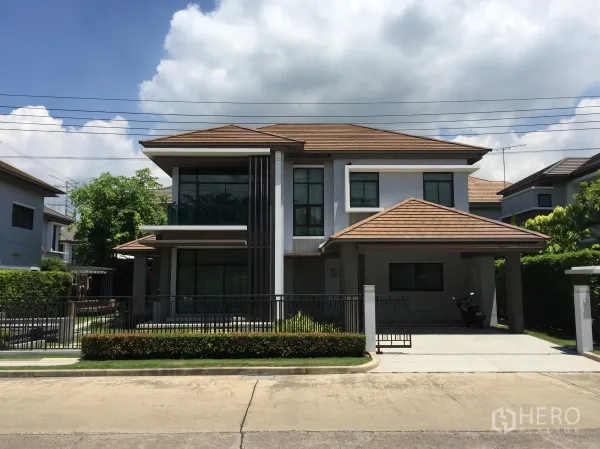 Detached House for sale in Prawet, Bangkok - Two-storey modern detached house with gated driveway and carport in Prawet, Bangkok.