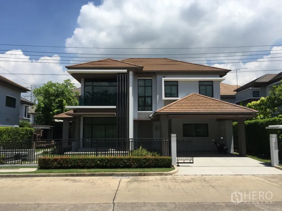 Detached House for sale in Prawet, Bangkok - Two-storey modern detached house with gated driveway and carport in Prawet, Bangkok.