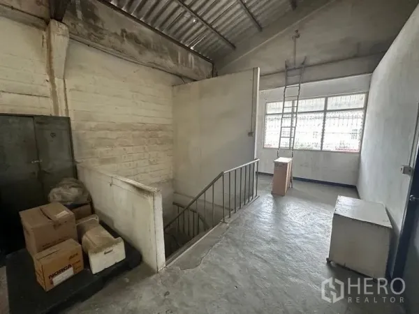 工厂 出租在Lam Luk Ka, Pathum Thani - 室内楼梯平台，混凝土地面与采光窗