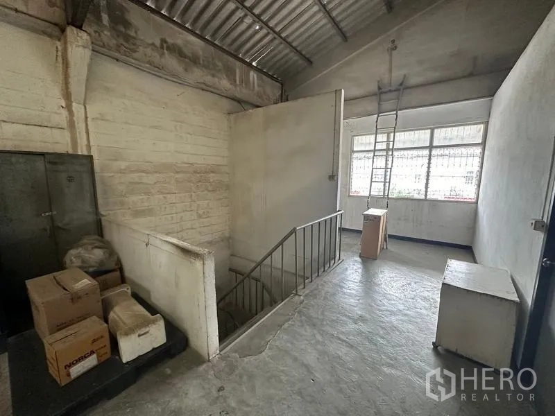 工厂 出租在Lam Luk Ka, Pathum Thani - 室内楼梯平台，混凝土地面与采光窗