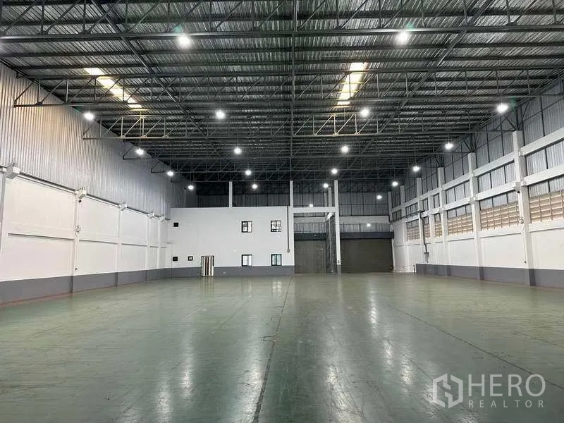 工厂 出租或出售在Bang Phli, Samut Prakan - 高挑仓库，钢桁架屋顶、环氧地坪与明亮的LED照明。