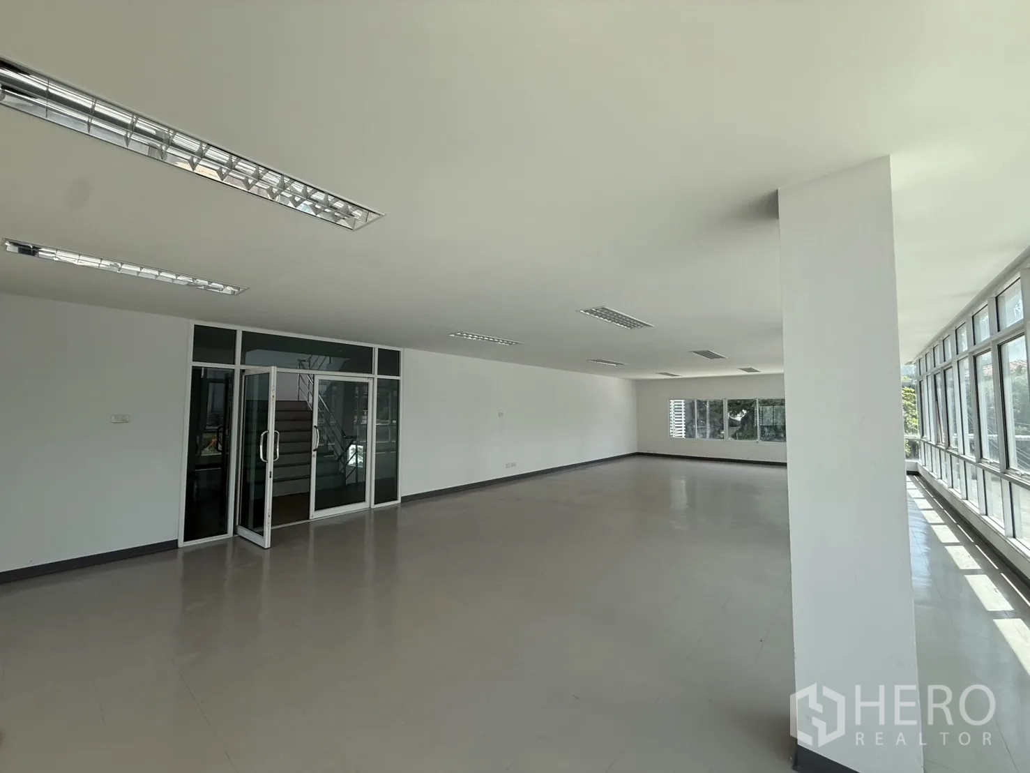 办公空间 出租在Bueng Kum, Bangkok - 开放办公空间，设支撑柱与落地窗，眺望街景