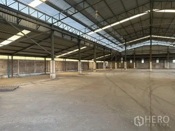 Factory for rent in Lat Lum Kaeo, Pathum Thani - Clear‑span production hall showing wide concrete floor, steel columns and roof lights for natural illumination.