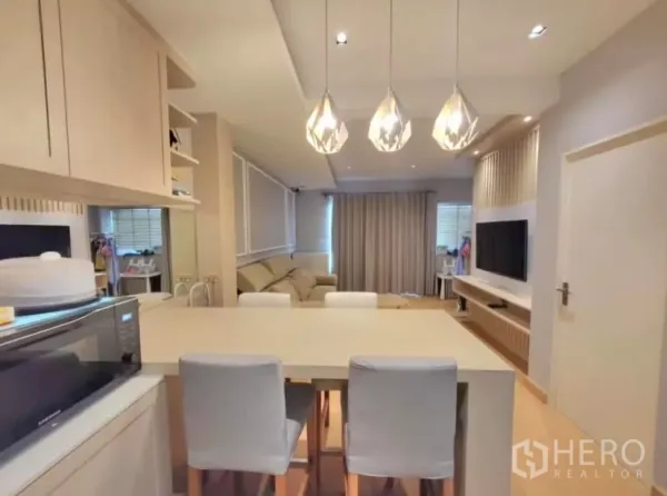 ทาวน์เฮาส์ ให้เช่าในBang Phli, Samut Prakan - ไอส์แลนด์ครัวพร้อมโคมไฟห้อยและบาร์อาหารเช้ามองสู่ห้องนั่งเล่น