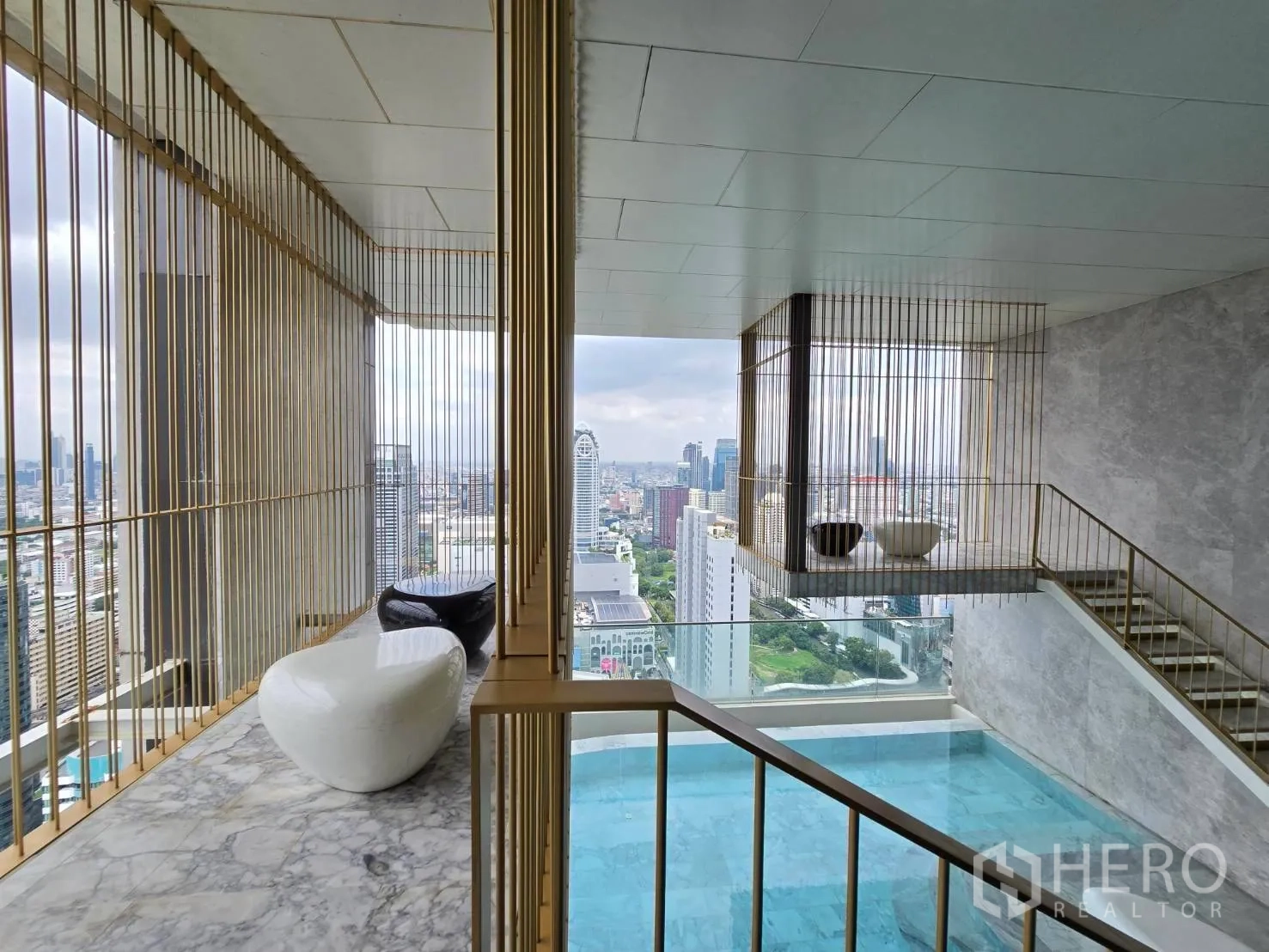 公寓 for rent in Pathum Wan, Bangkok - 空中会所配现代座椅，临水景并可远眺城市。
