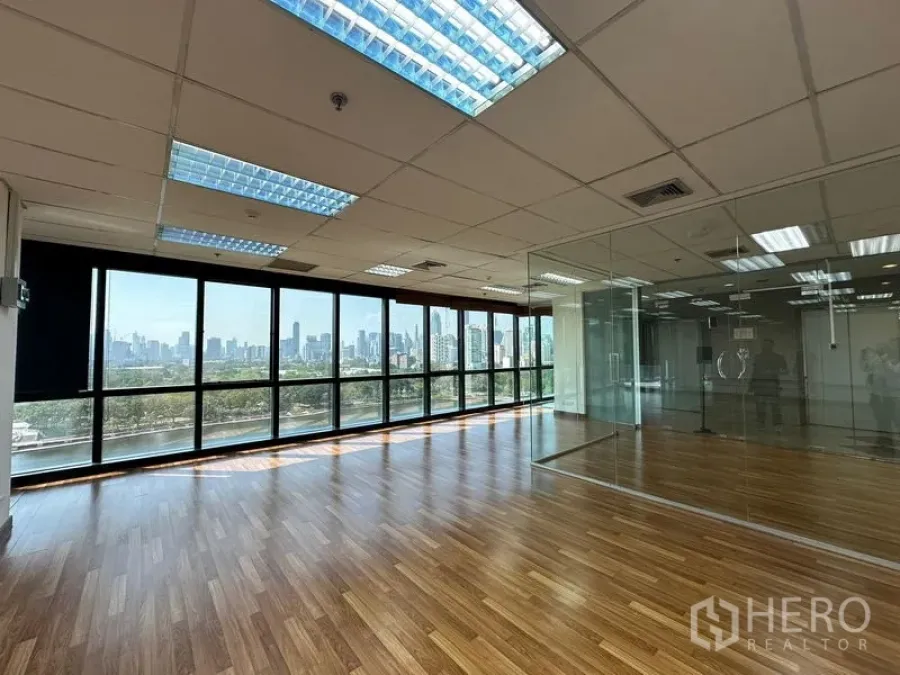 办公空间 出租在Watthana, Bangkok - 开阔办公空间，玻璃会议室与宽幅窗景，远眺曼谷天际线。