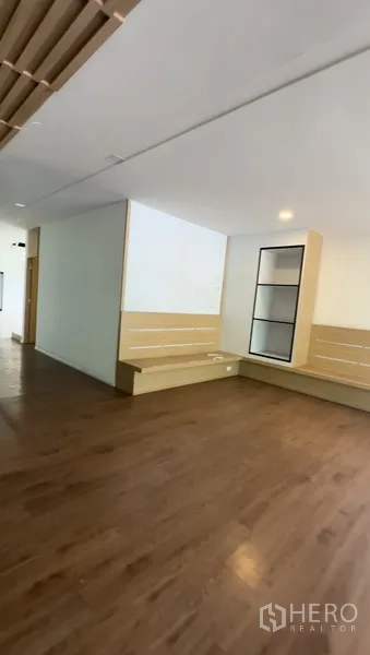 零售空间 出租在Bang Na, Bangkok - 紧凑茶水间，设有上下柜及操作台，满足日常使用。