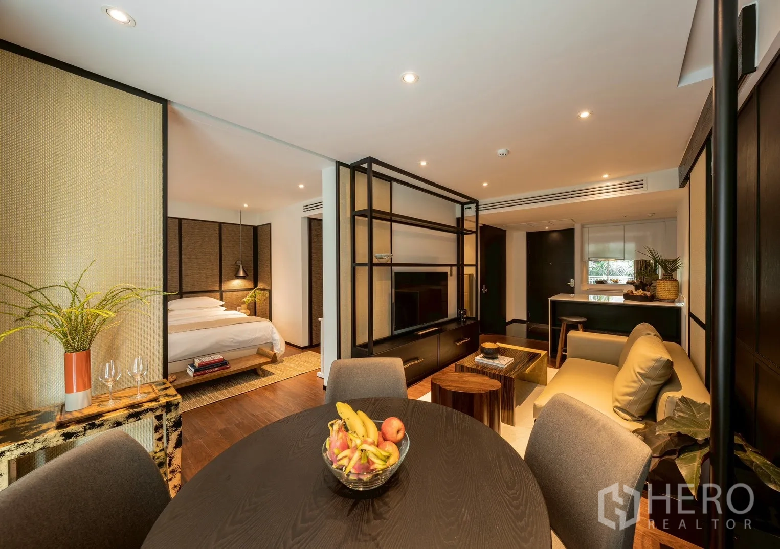 คอนโด for rent or sale in Pathum Wan, Bangkok - เลย์เอาต์โอเพ่นแพลน เห็นโต๊ะกินข้าว ผนังกั้นทีวี และทางเข้าห้องนอน