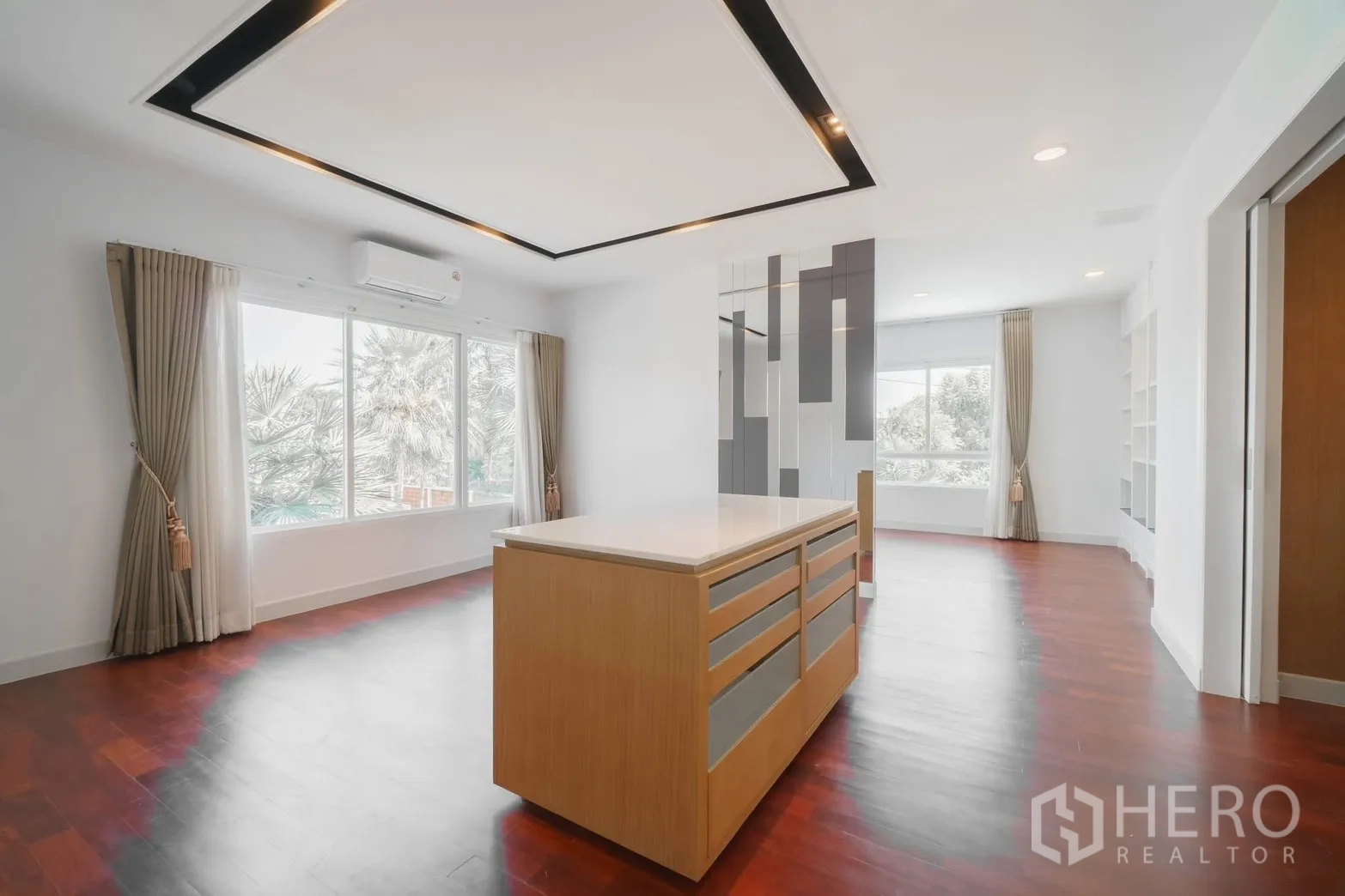 独栋房屋 for rent or sale in Saphan Sung, Bangkok - 宽敞多功能房，造型天花与中岛柜。
