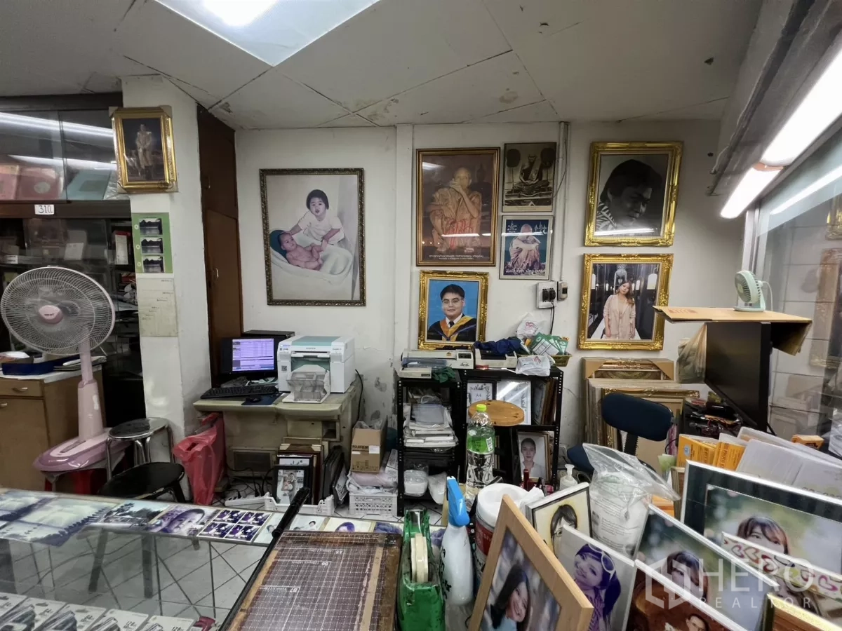 อาคารพาณิชย์ ให้เช่าในWatthana, Bangkok - มุมทำงานภายใน มีโต๊ะ เครื่องพิมพ์ และตู้โชว์กระจก