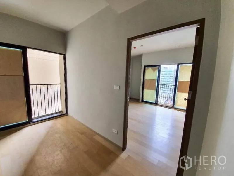 公寓 出售在Ratchathewi, Bangkok - 小房间带阳台门，与采光更好的起居区相连，设有大窗。