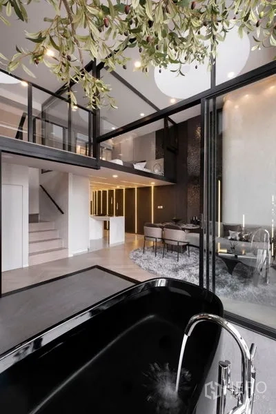 独立式住宅 出售在Watthana, Bangkok - 黑色浸泡浴缸出水，面向夹层卧室与餐厅