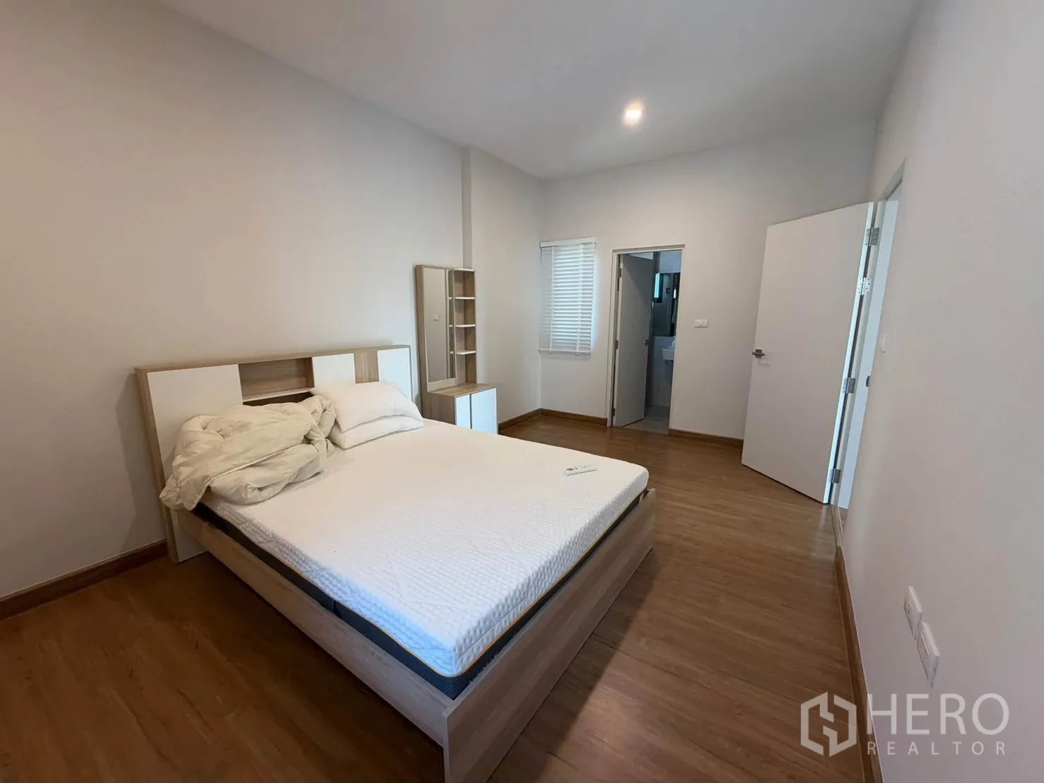 บ้านแฝด for rent in Prawet, Bangkok - ห้องนอนสว่างพื้นลายไม้ เตียงคู่ และประตูเชื่อมเข้าห้องน้ำในตัว