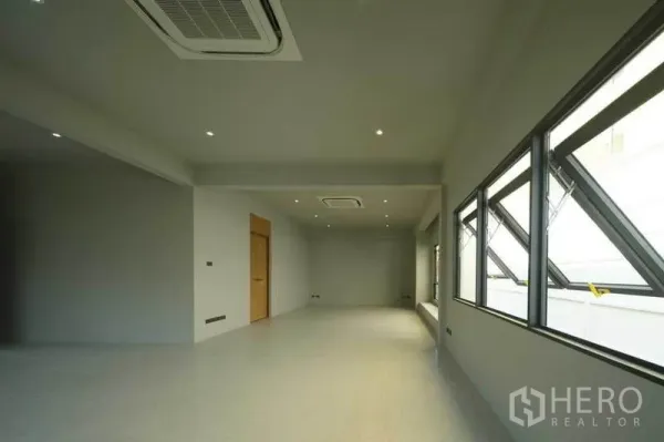 带办公室的家 出售在Wang Thonglang, Bangkok - 宽敞办公区，吊顶嵌入式空调，外开窗与素雅配色。