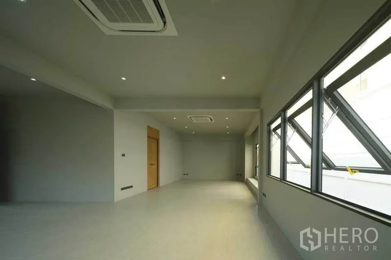 带办公室的家 出售在Wang Thonglang, Bangkok - 宽敞办公区，吊顶嵌入式空调，外开窗与素雅配色。