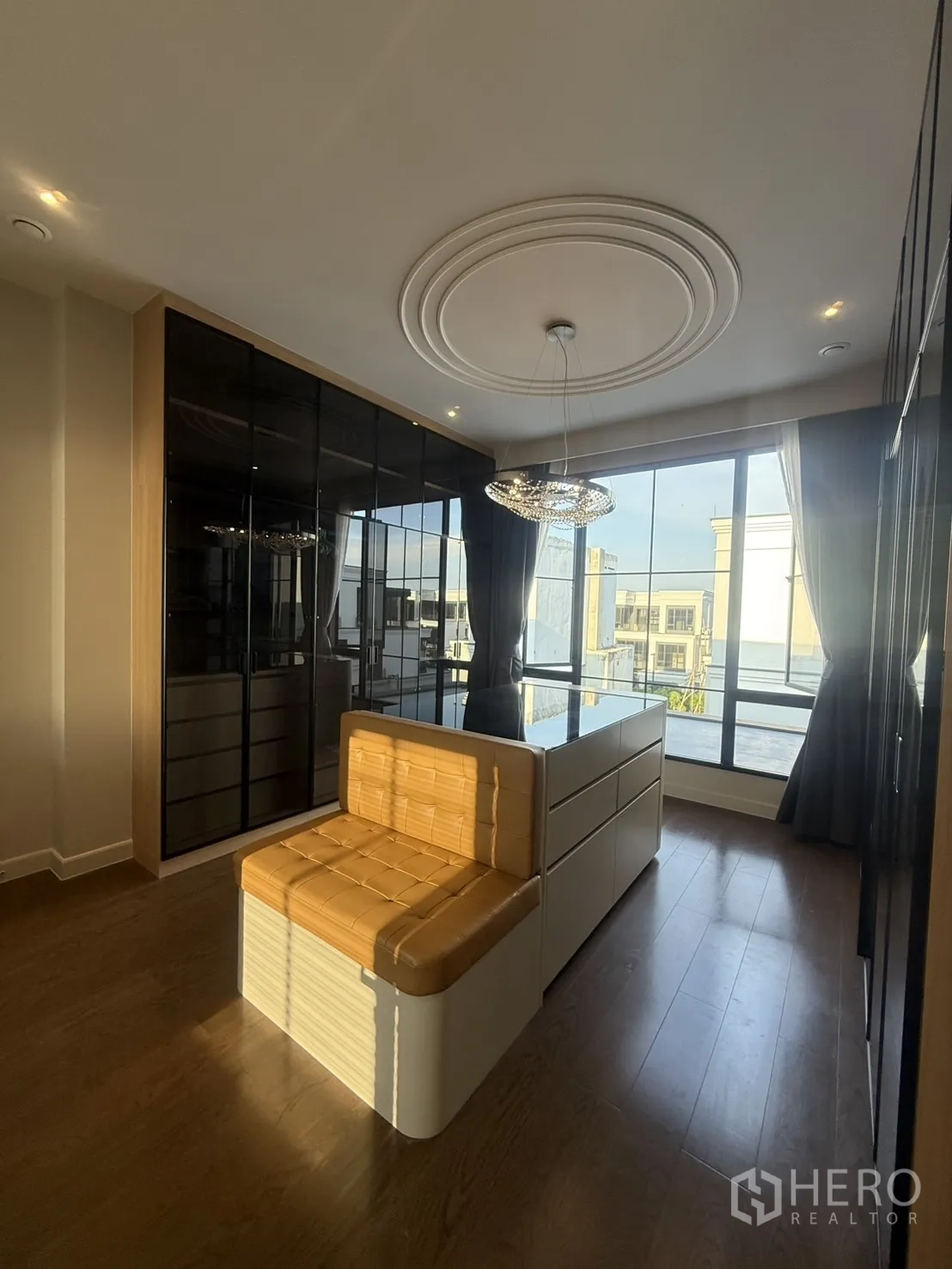 Detached House for rent in Saphan Sung, Bangkok - Walk-in closet with glass wardrobes, a central island and chandelier.