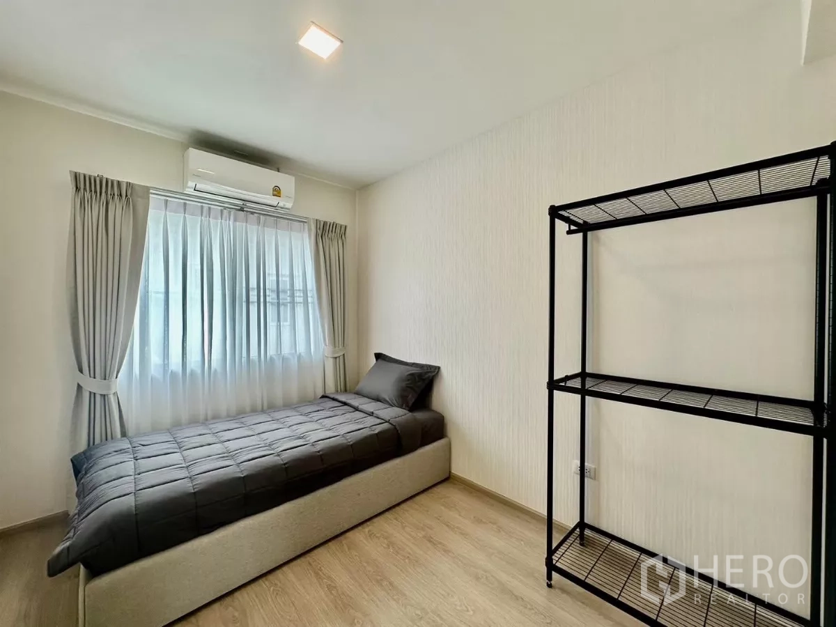 联排别墅 出租在Prawet, Bangkok - 楼上浴室，玻璃淋浴间、大镜子与灰色瓷砖。