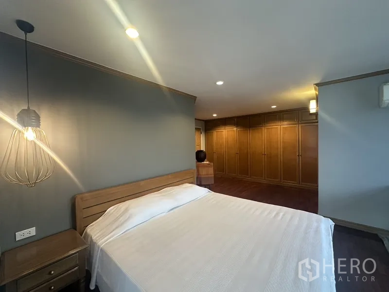 公寓 出售在Watthana, Bangkok - 卧室木床与大容量嵌入式衣柜