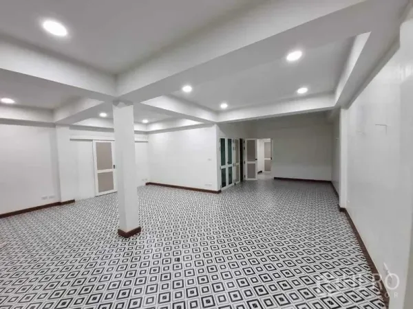 店屋 出租在Bang Rak, Bangkok - 大房间铺黑白几何花纹地砖，筒灯照明明亮。