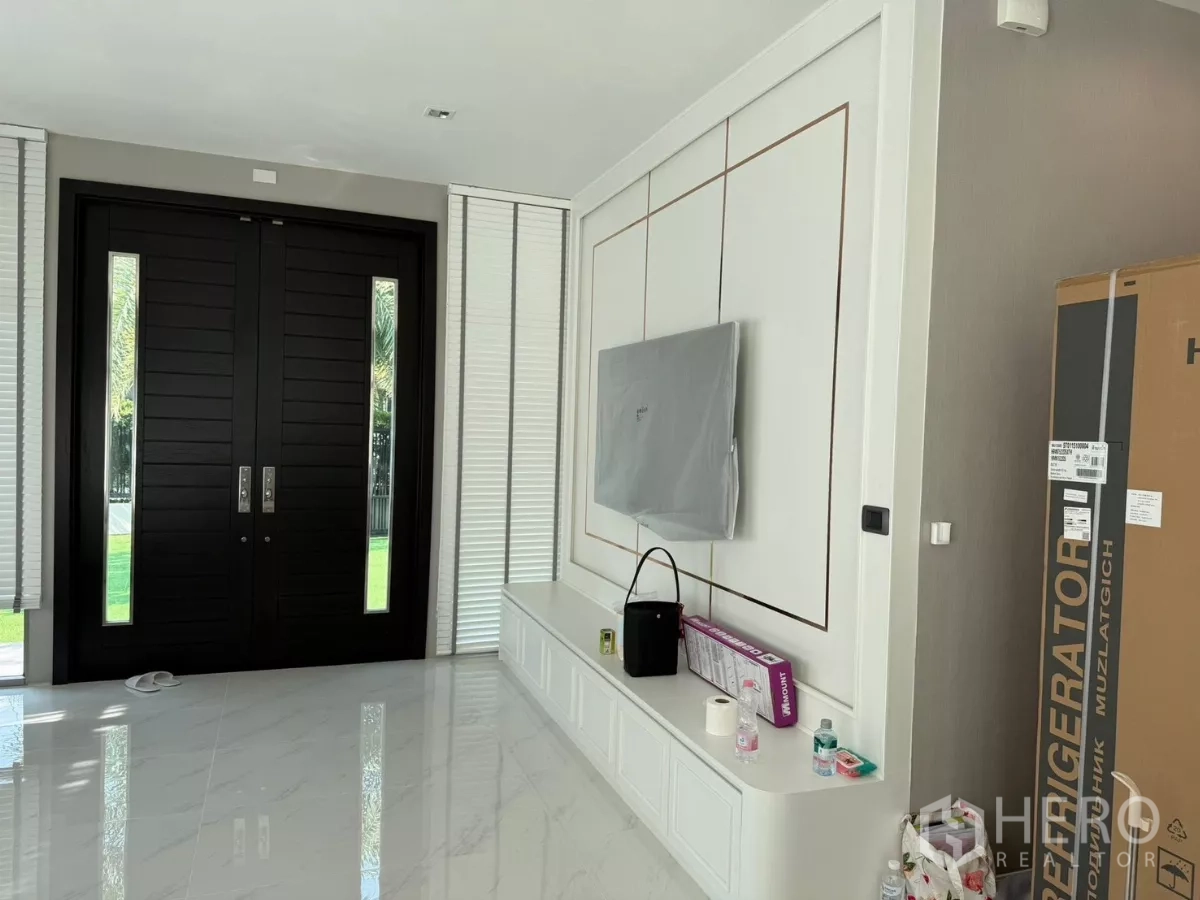 Detached House for rent in Bang Phli, Samut Prakan - Entrance hall with double black doors and a built-in TV wall unit