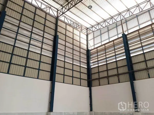 คลังสินค้า ให้เช่าในBang Bo, Samut Prakan - ภายในโกดังเพดานสูง โครงถักเหล็ก และผนังบานเกล็ดระบายอากาศรับแสง
