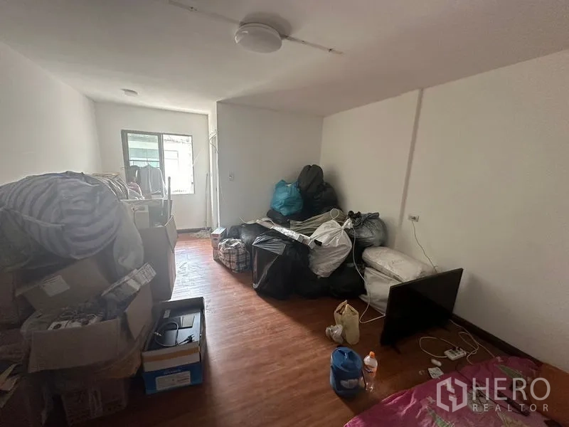 带办公室的家 出租在Sathon, Bangkok - 次卧或储物间，带窗与木地板。