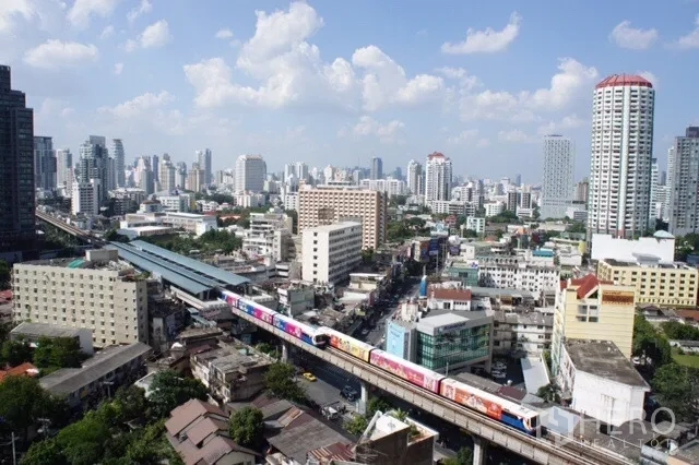 คอนโด ให้เช่าในKhlong Toei, Bangkok - วิวสกายไลน์ย่านสุขุมวิทและรถไฟฟ้า BTS ผ่านโซนทองหล่อจากคอนโดสูง