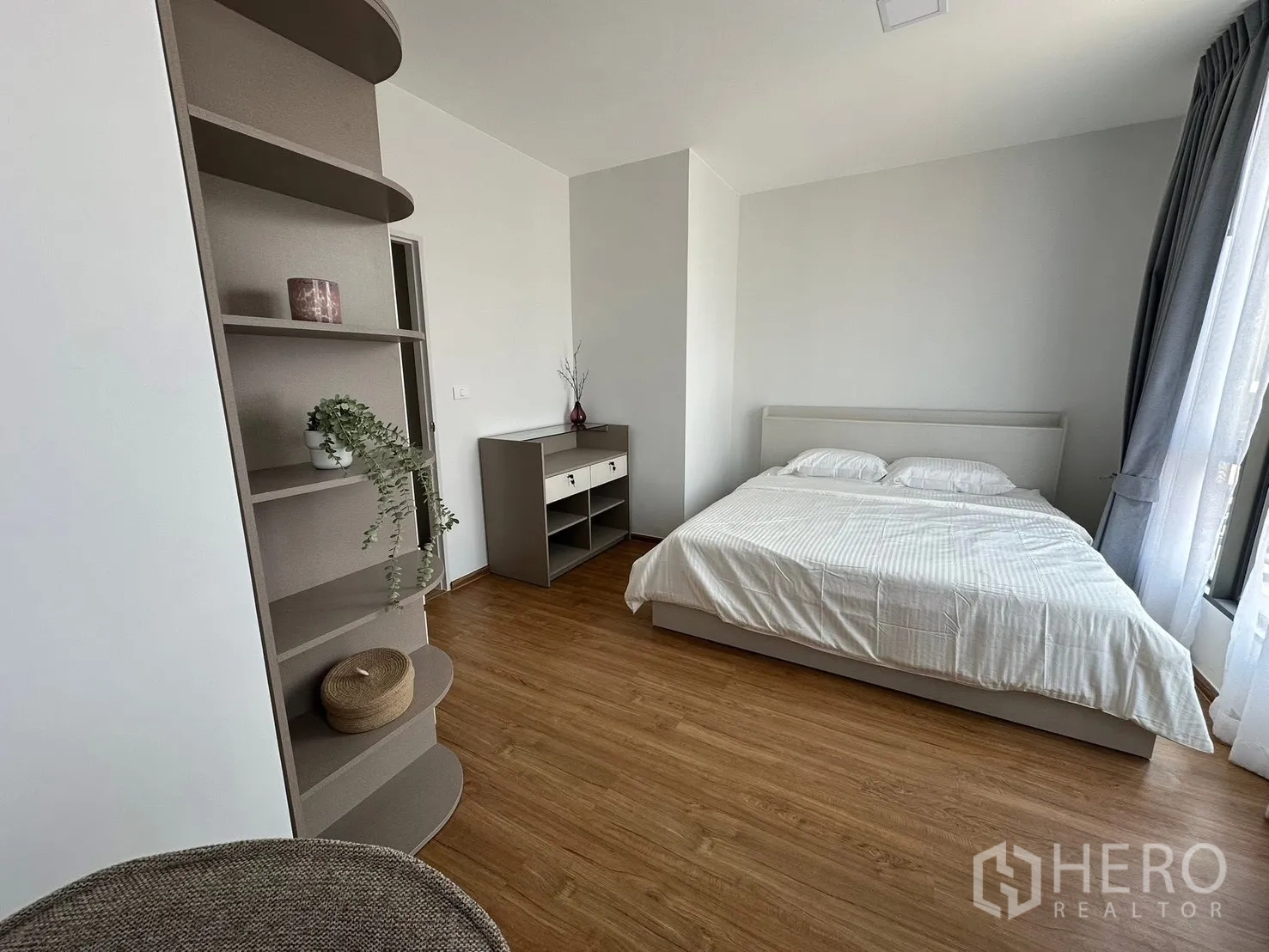 ทาวน์เฮาส์ for rent in Bang Phli, Samut Prakan - ห้องนอนกว้าง เตียงคู่ พื้นไม้ และชั้นวางดีไซน์