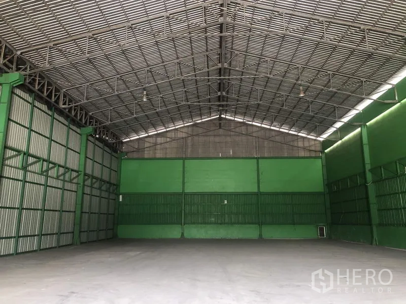 คลังสินค้า ให้เช่าในPak Kret, Nonthaburi - ภายในโกดังโล่ง เพดานทรงจั่วสูง โครงเหล็กและพื้นคอนกรีต