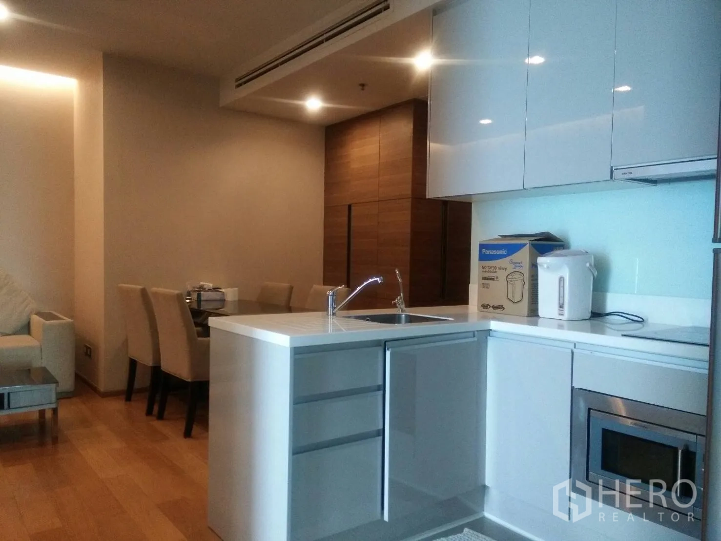 คอนโด ให้เช่าในRatchathewi, Bangkok - พื้นที่นั่งเล่นแบบโอเพ่นพร้อมครัวบิลท์อินสีขาว ไอส์แลนด์ อาหาร และโซฟา