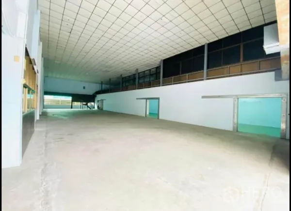 工厂 出租在Sam Phran, Nakhon Pathom - 宽阔储存区，混凝土地面与夹层办公区。