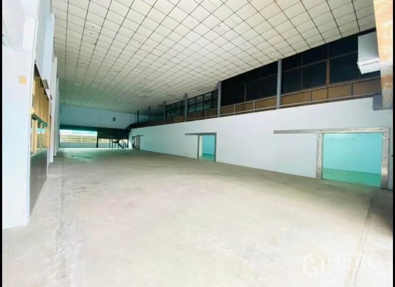 工厂 出租在Sam Phran, Nakhon Pathom - 宽阔储存区，混凝土地面与夹层办公区。