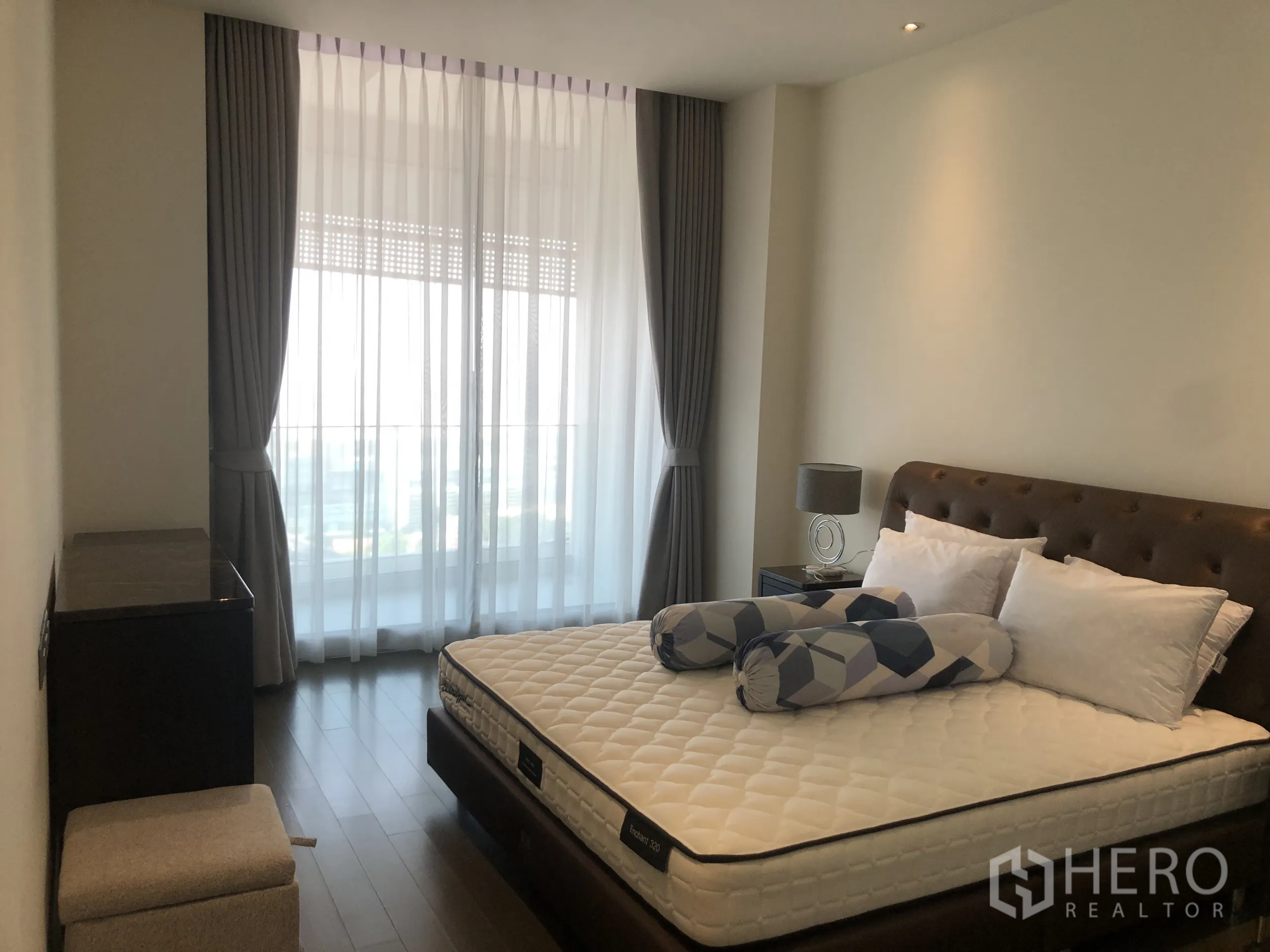 公寓 出租在Pathum Wan, Bangkok - 明亮卧室，软包床与大窗户，纱帘营造柔和光线。