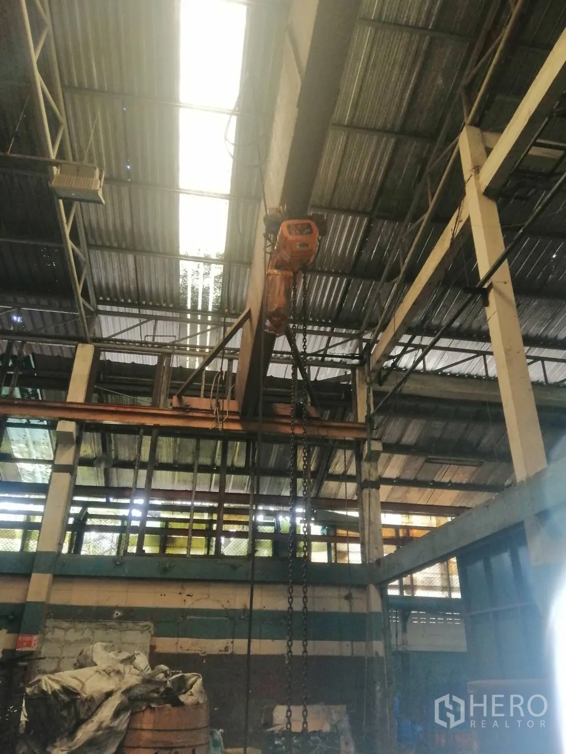 工厂 出租在Lam Luk Ka, Pathum Thani - 厂房内的行车梁与链式葫芦，屋顶采光板可见。